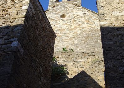 une église en pierre